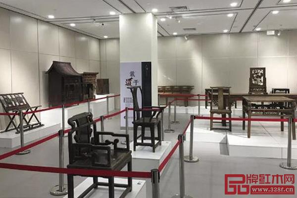 晉作家具既有明式家具的簡(jiǎn)約的造型,又涵蓋了清式家具的精雕細(xì)琢,發(fā)展出剛?cè)峒娌⒌乃囆g(shù)風(fēng)格 晉作家具既有明式家具的簡(jiǎn)約的造型,又涵蓋了清式家具的精雕細(xì)琢,發(fā)展出剛?cè)峒娌⒌乃囆g(shù)風(fēng)格