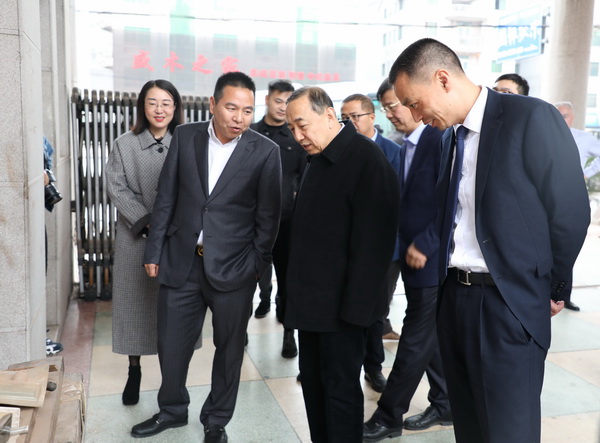 國家人力資源和社會保障部原黨組副書記、副部長楊志明(右二)在東陽市副市長蔣震雷(右一)等一行人陪同下親臨國祥紅木生產車間參觀 國家人力資源和社會保障部原黨組副書記、副部長楊志明(右二)在東陽市副市長蔣震雷(右一)等一行人陪同下親臨國祥紅木生產車間參觀