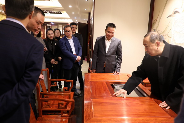 楊志明(右一)副部長仔細觀察國祥紅木產品 楊志明(右一)副部長仔細觀察國祥紅木產品