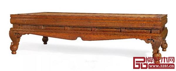 明晚期黃花梨高束腰三彎腿榻 199×98.5×53厘米 成交價(jià):人民幣3105萬元 明晚期黃花梨高束腰三彎腿榻 199×98.5×53厘米 成交價(jià):人民幣3105萬元