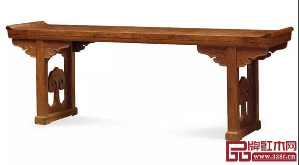 明晚期黃花梨“金玉滿堂”夾頭榫帶托子翹頭大案 232.5×52.7×81.3厘米 成交價:人民幣2702.5萬元 明晚期黃花梨“金玉滿堂”夾頭榫帶托子翹頭大案 232.5×52.7×81.3厘米 成交價:人民幣2702.5萬元