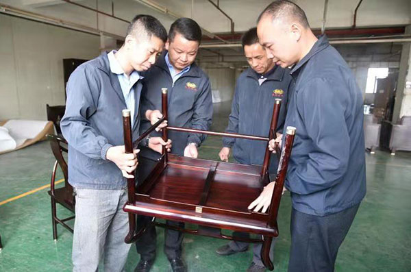  東成紅木嚴(yán)把產(chǎn)品質(zhì)量關(guān)，堅(jiān)持誠實(shí)守信的企業(yè)作風(fēng)