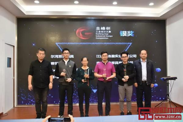 森木古典家具（右三）獲銀獎(jiǎng)