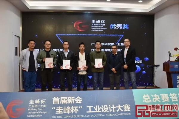 靈藝閣古典家具獲優(yōu)秀獎(jiǎng)（右四）