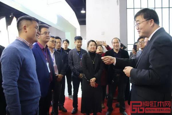 金華市人民政府副市長、東陽市市委書記黃敏鼓勵(lì)“紅創(chuàng)二代”們的創(chuàng)新精神 金華市人民政府副市長、東陽市市委書記黃敏鼓勵(lì)“紅創(chuàng)二代”們的創(chuàng)新精神