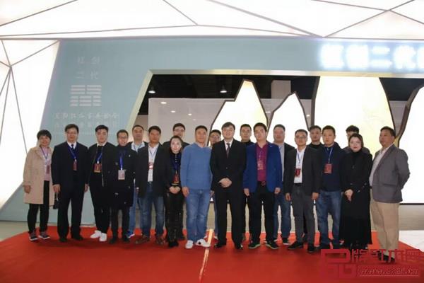 金華市人民政府副市長、東陽市市委書記黃敏(左八)與“紅創(chuàng)二代”合影 金華市人民政府副市長、東陽市市委書記黃敏(左八)與“紅創(chuàng)二代”合影