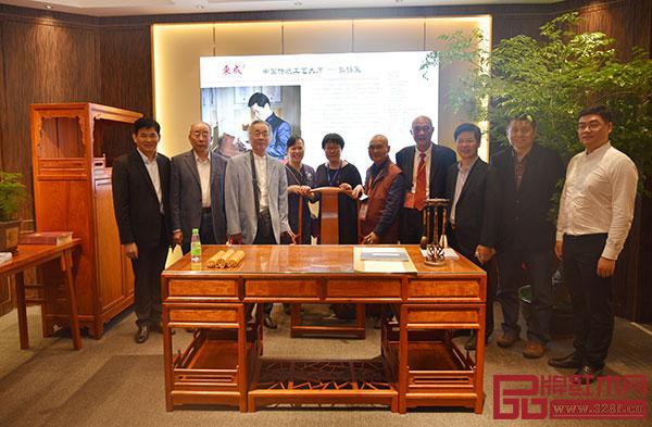  中國明式家具泰斗級大師濮安國（左三）與中國傳統(tǒng)工藝大師張錫復(fù)（右三）兩位大師聯(lián)名打造緬花明式經(jīng)典書房系列（圖為中山紅博會(huì)期間一眾專家學(xué)者在書房參觀時(shí)的合影）