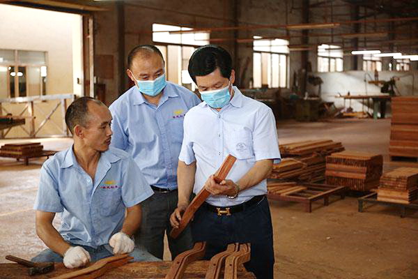 東成紅木：為什么需要一套“大師監(jiān)制”的紅木家具？