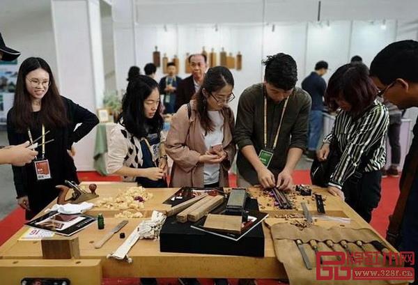 展會(huì)現(xiàn)場(chǎng)的筷子制作體驗(yàn) 展會(huì)現(xiàn)場(chǎng)的筷子制作體驗(yàn)