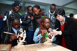 “洋學(xué)生”拜師學(xué)藝，開(kāi)啟東陽(yáng)木雕體驗(yàn)之旅