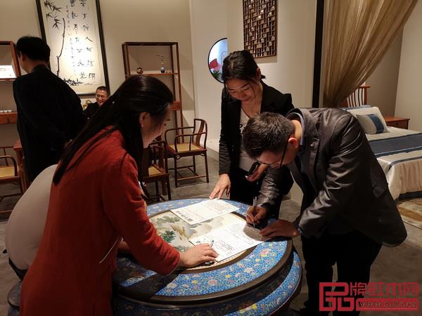 魯班木藝羊城新店開業(yè)當日,現(xiàn)場簽單不斷 魯班木藝羊城新店開業(yè)當日,現(xiàn)場簽單不斷