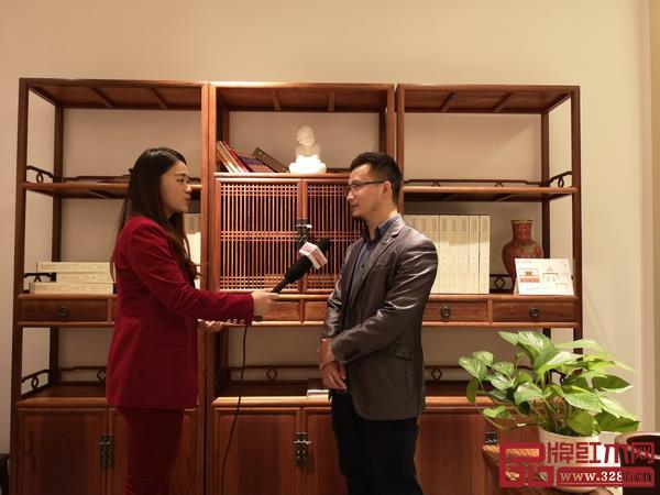 魯班木藝總經(jīng)理李景春(右)在接受采訪 魯班木藝總經(jīng)理李景春(右)在接受采訪