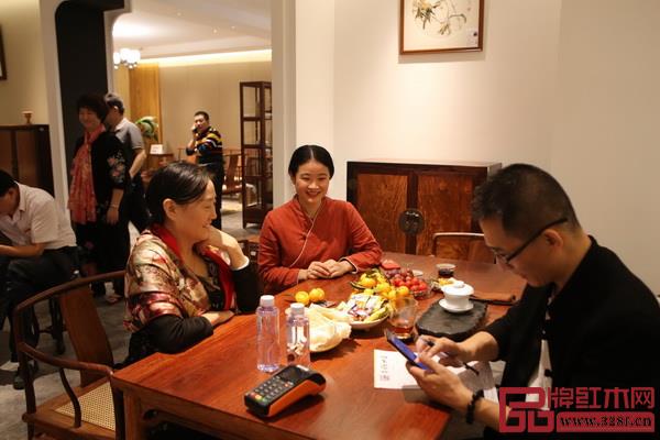 魯班木藝羊城新店開業(yè)當日,現(xiàn)場簽單不斷 魯班木藝羊城新店開業(yè)當日,現(xiàn)場簽單不斷