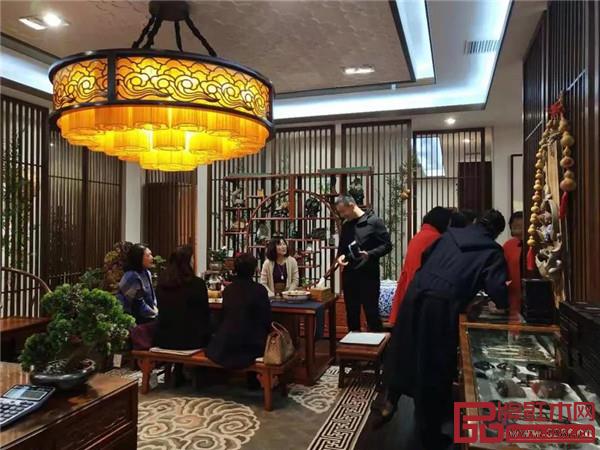 膠州國壽紅木專賣店吸引了眾多消費(fèi)者