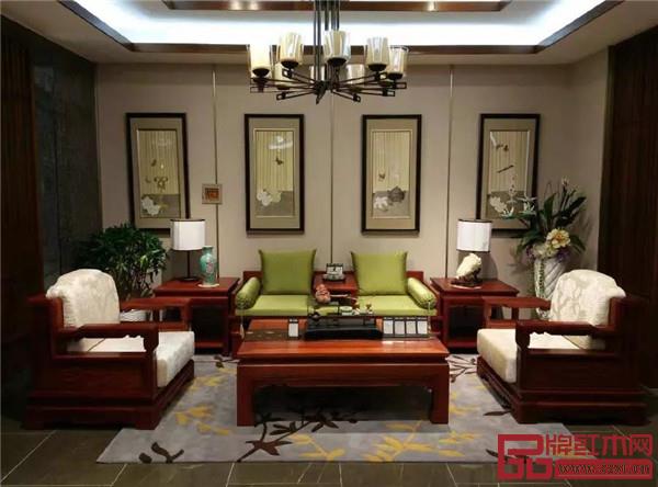 膠州國壽紅木專賣店內(nèi)精致的國壽紅木家具