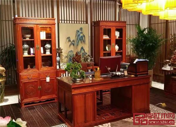 膠州國壽紅木專賣店內(nèi)精致的國壽紅木家具