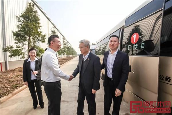 國(guó)壽紅木副董事長(zhǎng)陳淦凡（左二）迎接荊州市委書記何光中（右二）、監(jiān)利縣委書記黃鎮(zhèn)（右一）到湖北鴻普軒參觀考察