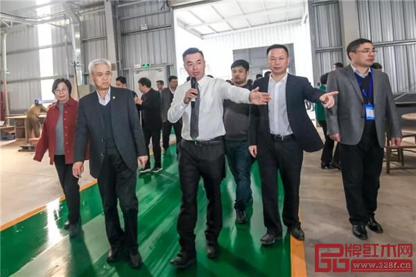 國(guó)壽紅木副董事長(zhǎng)陳淦凡介紹國(guó)壽紅木湖北工廠生產(chǎn)情況