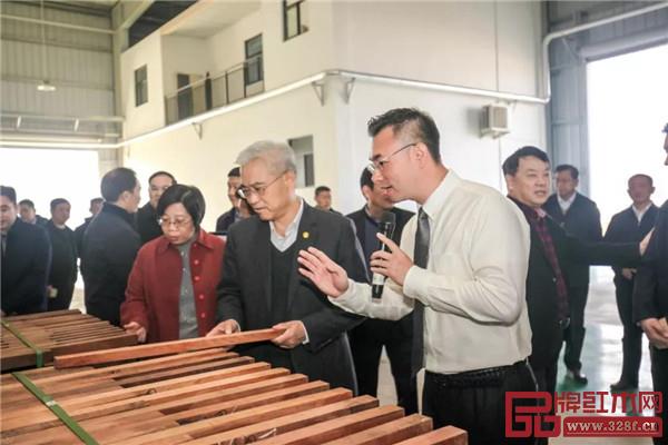 國(guó)壽紅木副董事長(zhǎng)陳淦凡介紹國(guó)壽紅木湖北工廠生產(chǎn)情況
