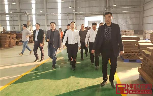 監(jiān)利縣委書記黃鎮(zhèn)一行蒞臨國(guó)壽紅木進(jìn)行調(diào)研