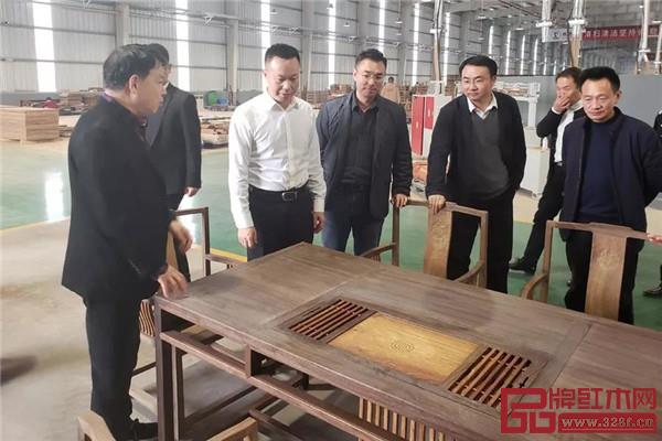 監(jiān)利縣委書記黃鎮(zhèn)一行蒞臨國(guó)壽紅木進(jìn)行調(diào)研