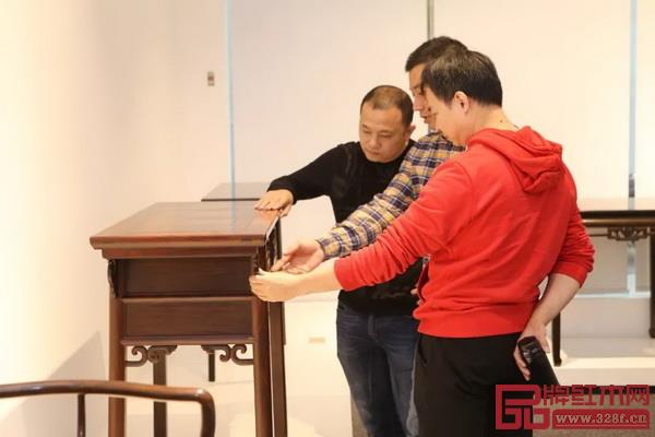 魯班木藝仙游新店開業(yè)當(dāng)天,聞?dòng)嵡皝?lái)的顧客絡(luò)繹不絕 魯班木藝仙游新店開業(yè)當(dāng)天,聞?dòng)嵡皝?lái)的顧客絡(luò)繹不絕