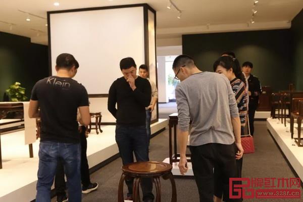 魯班木藝仙游新店開業(yè)當(dāng)天,聞?dòng)嵡皝?lái)的顧客絡(luò)繹不絕 魯班木藝仙游新店開業(yè)當(dāng)天,聞?dòng)嵡皝?lái)的顧客絡(luò)繹不絕