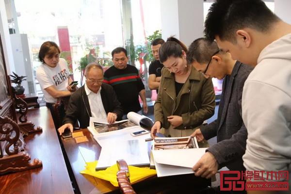 魯班木藝仙游新店開業(yè)當(dāng)天,大家對(duì)魯班木藝的產(chǎn)品給予高度肯定 魯班木藝仙游新店開業(yè)當(dāng)天,大家對(duì)魯班木藝的產(chǎn)品給予高度肯定