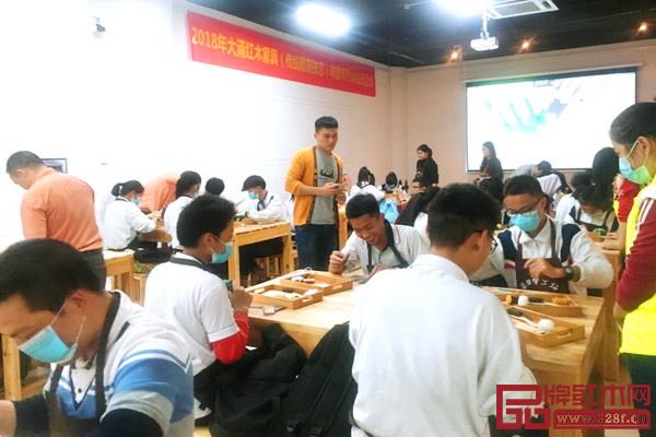 2018年大涌紅木家具(傳統(tǒng)雕刻技藝)非遺傳承體驗(yàn)日活動(dòng)現(xiàn)場 2018年大涌紅木家具(傳統(tǒng)雕刻技藝)非遺傳承體驗(yàn)日活動(dòng)現(xiàn)場