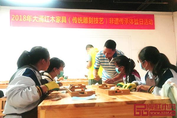 紅古軒廠長李仲良為學(xué)生講解制作技巧 紅古軒廠長李仲良為學(xué)生講解制作技巧