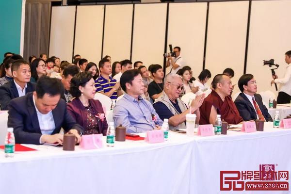 眾多嘉賓在“福·韻視窗”第十四屆創(chuàng)意十二月的開幕式見證“粵港澳青年設計師交流中心”成立 眾多嘉賓在“?!ろ嵰暣啊钡谑膶脛?chuàng)意十二月的開幕式見證“粵港澳青年設計師交流中心”成立