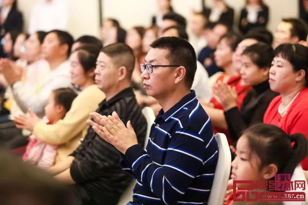 眾多嘉賓在“?!ろ嵰暣啊钡谑膶脛?chuàng)意十二月的開幕式見證“粵港澳青年設計師交流中心”成立 眾多嘉賓在“福·韻視窗”第十四屆創(chuàng)意十二月的開幕式見證“粵港澳青年設計師交流中心”成立