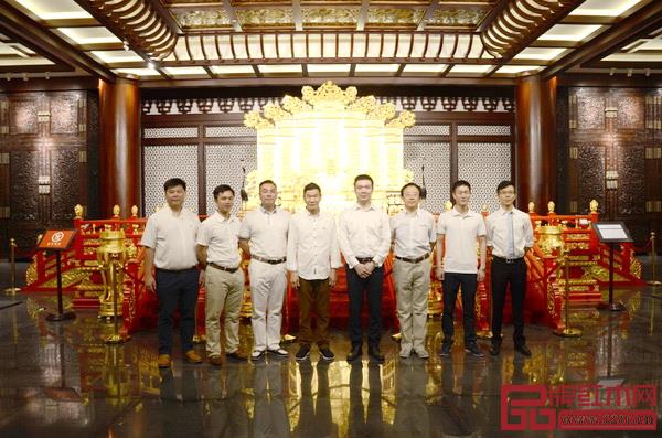 全聯(lián)藝術(shù)紅木家具專業(yè)委員會發(fā)揮平臺引領(lǐng)作用,組織會員單位互訪學(xué)習(xí)活動,增進(jìn)會員單位之間的交流 全聯(lián)藝術(shù)紅木家具專業(yè)委員會發(fā)揮平臺引領(lǐng)作用,組織會員單位互訪學(xué)習(xí)活動,增進(jìn)會員單位之間的交流