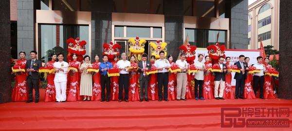 全聯(lián)藝術(shù)紅木家具專委會協(xié)助企業(yè)組織活動,促進(jìn)了專家與企業(yè)之間的互動交流,凝聚了協(xié)會和行業(yè)發(fā)展的共識 全聯(lián)藝術(shù)紅木家具專委會協(xié)助企業(yè)組織活動,促進(jìn)了專家與企業(yè)之間的互動交流,凝聚了協(xié)會和行業(yè)發(fā)展的共識