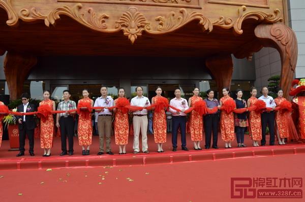 全聯(lián)藝術(shù)紅木家具專委會協(xié)助企業(yè)組織活動,促進(jìn)了專家與企業(yè)之間的互動交流,凝聚了協(xié)會和行業(yè)發(fā)展的共識 全聯(lián)藝術(shù)紅木家具專委會協(xié)助企業(yè)組織活動,促進(jìn)了專家與企業(yè)之間的互動交流,凝聚了協(xié)會和行業(yè)發(fā)展的共識