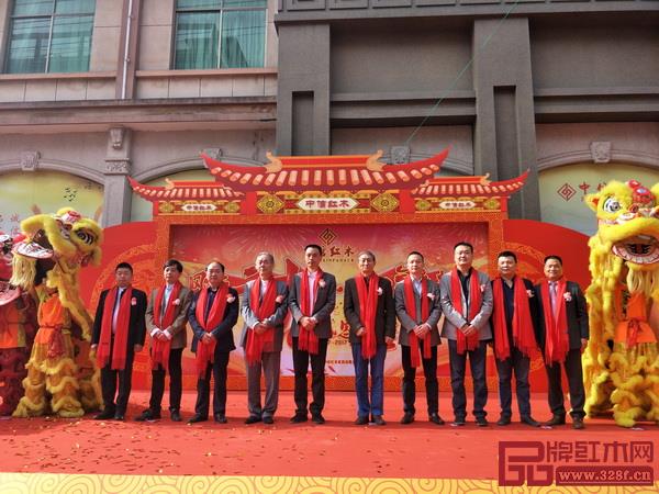 全聯(lián)藝術(shù)紅木家具專委會協(xié)助企業(yè)組織活動,促進(jìn)了專家與企業(yè)之間的互動交流,凝聚了協(xié)會和行業(yè)發(fā)展的共識 全聯(lián)藝術(shù)紅木家具專委會協(xié)助企業(yè)組織活動,促進(jìn)了專家與企業(yè)之間的互動交流,凝聚了協(xié)會和行業(yè)發(fā)展的共識