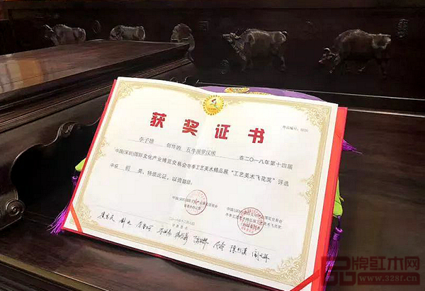 孔連紅木獲獎(jiǎng)作品《小葉紫檀五牛圖羅漢床》獲專家與買家一致好評(píng)