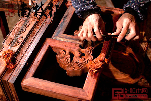 南枝紅的每一件家具都按照經(jīng)過(guò)嚴(yán)謹(jǐn)?shù)钠焚|(zhì)監(jiān)控