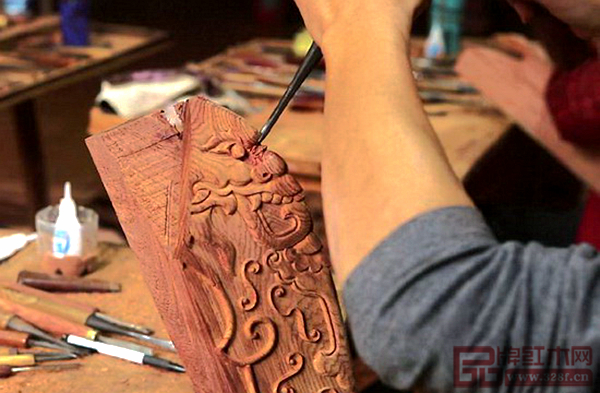 完成在匠人的指尖上的工藝，不容許一毫一厘的誤差