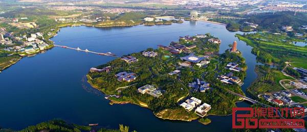 北京雁棲湖國際會議中心位于風(fēng)景優(yōu)美的雁棲湖西南側(cè) 北京雁棲湖國際會議中心位于風(fēng)景優(yōu)美的雁棲湖西南側(cè)