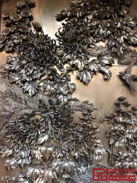 《中華耕織世紀大柜》背面節(jié)氣圖中的精雕“秋菊”圖案 《中華耕織世紀大柜》背面節(jié)氣圖中的精雕“秋菊”圖案