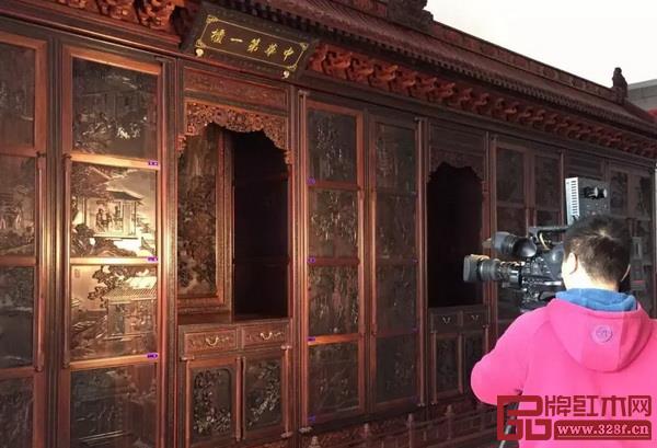 作品問世以來,許多媒體慕名到吳騰飛藝術館采訪“中華第一柜” 作品問世以來,許多媒體慕名到吳騰飛藝術館采訪“中華第一柜”