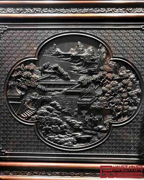 《中華耕織世紀大柜》側視圖及其側面精美的雕刻 《中華耕織世紀大柜》側視圖及其側面精美的雕刻