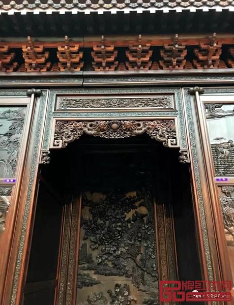 《中華耕織世紀大柜》背面中心位置——對古建筑元素的應用與正面形成呼應 《中華耕織世紀大柜》背面中心位置——對古建筑元素的應用與正面形成呼應