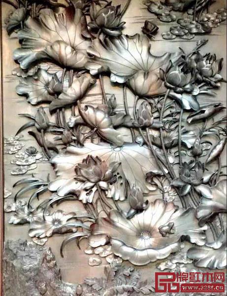 《中華耕織世紀大柜》背面節(jié)氣圖中的精美“荷塘”畫面 《中華耕織世紀大柜》背面節(jié)氣圖中的精美“荷塘”畫面