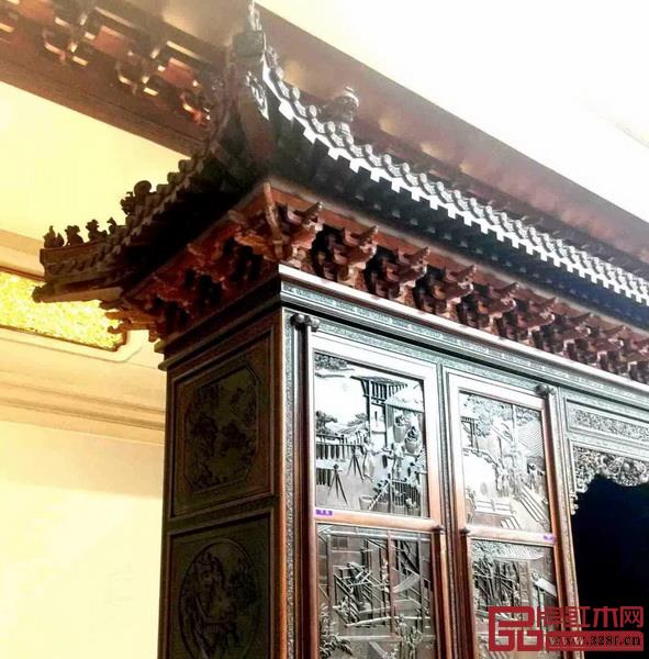 《中華耕織世紀大柜》在結構布局中運用至高級別的設計禮節(jié)元素——皇族歇山頂、佛門須彌座,突出弘揚傳統主流文化 《中華耕織世紀大柜》在結構布局中運用至高級別的設計禮節(jié)元素——皇族歇山頂、佛門須彌座,突出弘揚傳統主流文化