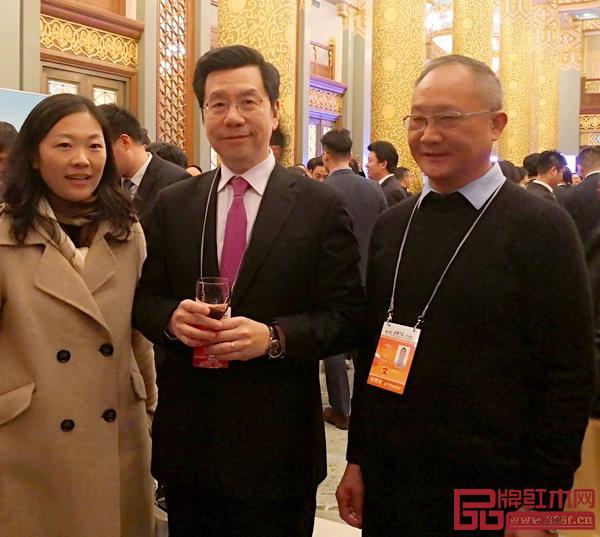 魯班木藝董事長李愛金（右）與創(chuàng)新工場董事長兼首席執(zhí)行官李開復(fù)（中）