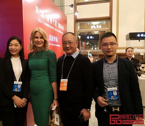 魯班木藝董事長李愛金（右二）、魯班木藝總經(jīng)理李景春（右一）與丹麥前首相赫勒·托寧·施密特（左二）合影留念