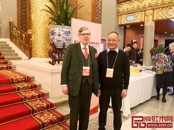 魯班木藝董事長李愛金（右）與參會嘉賓合影留念