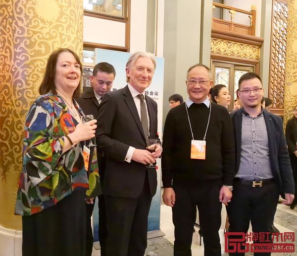 魯班木藝董事長李愛金（右二）、魯班木藝總經(jīng)理李景春（右一）與英國工黨影閣法律和財政國務(wù)大臣戴維森勛爵（左二）合影留念